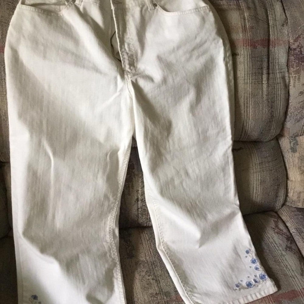 Gloria Vanderbilt Blue and White Capris Casual Style